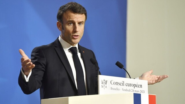 Macron ostro odsúdil násilie v uliciach Francúzska. Vláda v reforme neustúpi, čaká na rozhodnutie súdu
