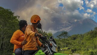 V Indonézii vybuchla sopka; úrady uzavreli okolie krátera