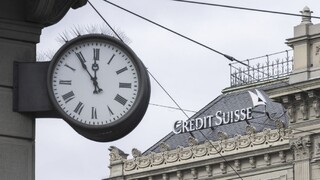 Záchrana Credit Suisse burzy neupokojila. Investori naďalej predávajú akcie bánk