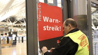 Na mníchovskom letisku sa štrajkuje, vypadne približne 1500 spojov