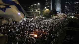 VIDEO: Izrael reaguje na odvolanie ministra obrany. V uliciach miest protestujú tisíce ľudí