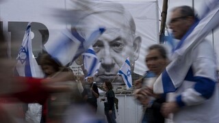 Izraelský premiér Netanjahu možno príde o kľúčového advokáta vo svojej korupčnej kauze