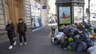 Parížski smetiari ukončili štrajk, začali odpratávať takmer 10-tisíc ton odpadu