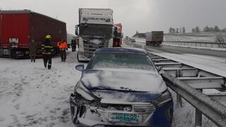 Na českej diaľnici D1 v smere na Prahu havarovalo najmenej 20 áut. Úsek je neprejazdný