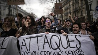 Francúzsko zasiahol desiaty generálny štrajk. V uliciach hliadkuje viac ako 13-tisíc policajtov