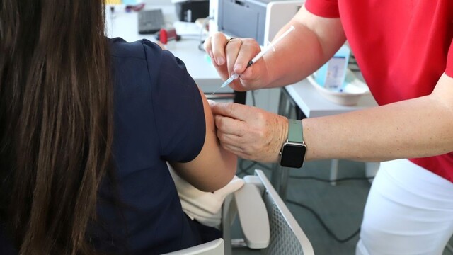 WHO pre omikron upravila odporúčania pre očkovanie proti covidu