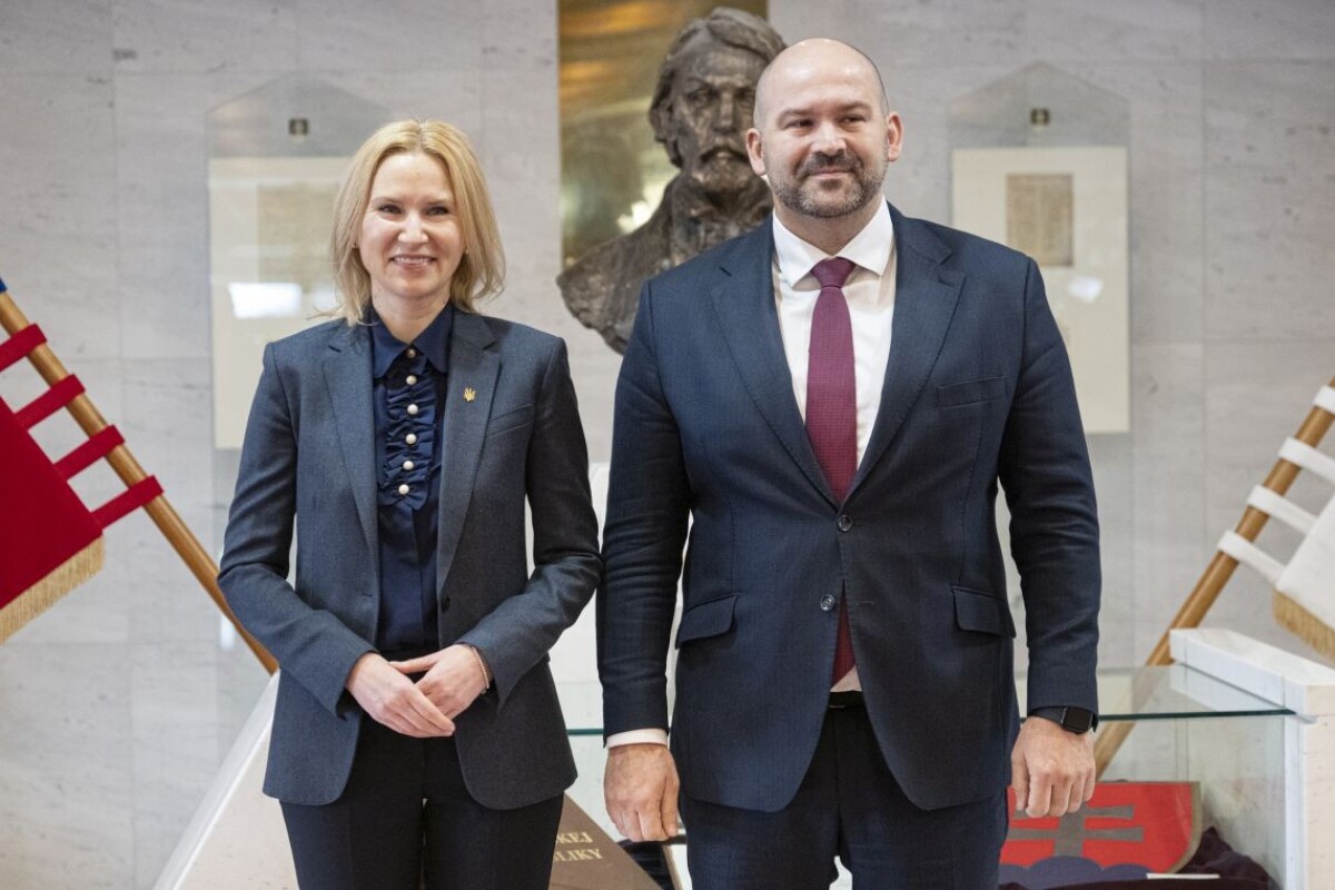 Na snímke podpredsedníčka Najvyššej rady Ukrajiny Olena Kondratiuková a podpredseda parlamentu Peter Pčolinský (Sme rodina).