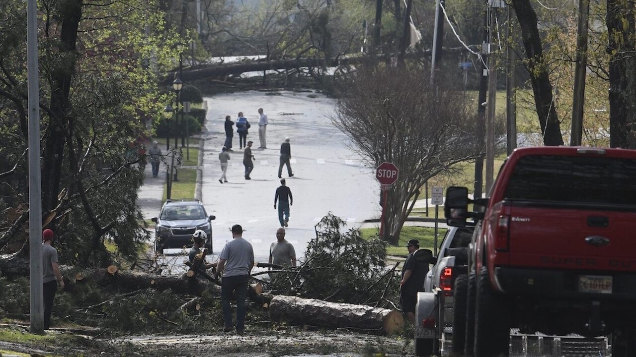 Na juhu a stredozápade USA zúrili v nedeľu búrky a tornáda, vyžiadali si už najmenej 32 obetí