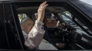 Pápeža Františka prepustili z nemocnice. Stále žijem, vtipkoval pri odchode