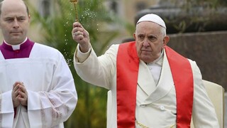 FOTO: Pápež František viedol slávnostnú omšu, poďakoval za modlitby za svoje zdravie