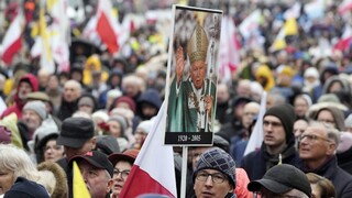 V Poľsku demonštrovali tisíce ľudí. Nesúhlasia s obvineniami, že Ján Pavol II. kryl zneužívanie detí kňazmi