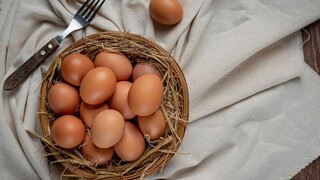 Veľkonočný vajíčkový špeciál: Triky na rýchle lúpanie, dokonalú praženicu aj diétu z vajec