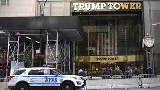 Polícia v New Yorku sa pripravuje na súd s Trumpom, vztýčila kovové bariéry okolo Trump Tower