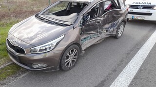 Dopravná nehoda na diaľnici v smere do Stupavy si vyžiadala zranenia dvoch detí