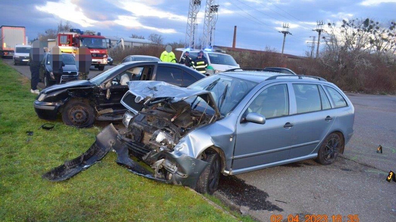 Zrážka automobilov v Michalovciach zaznamenala štyroch zranených