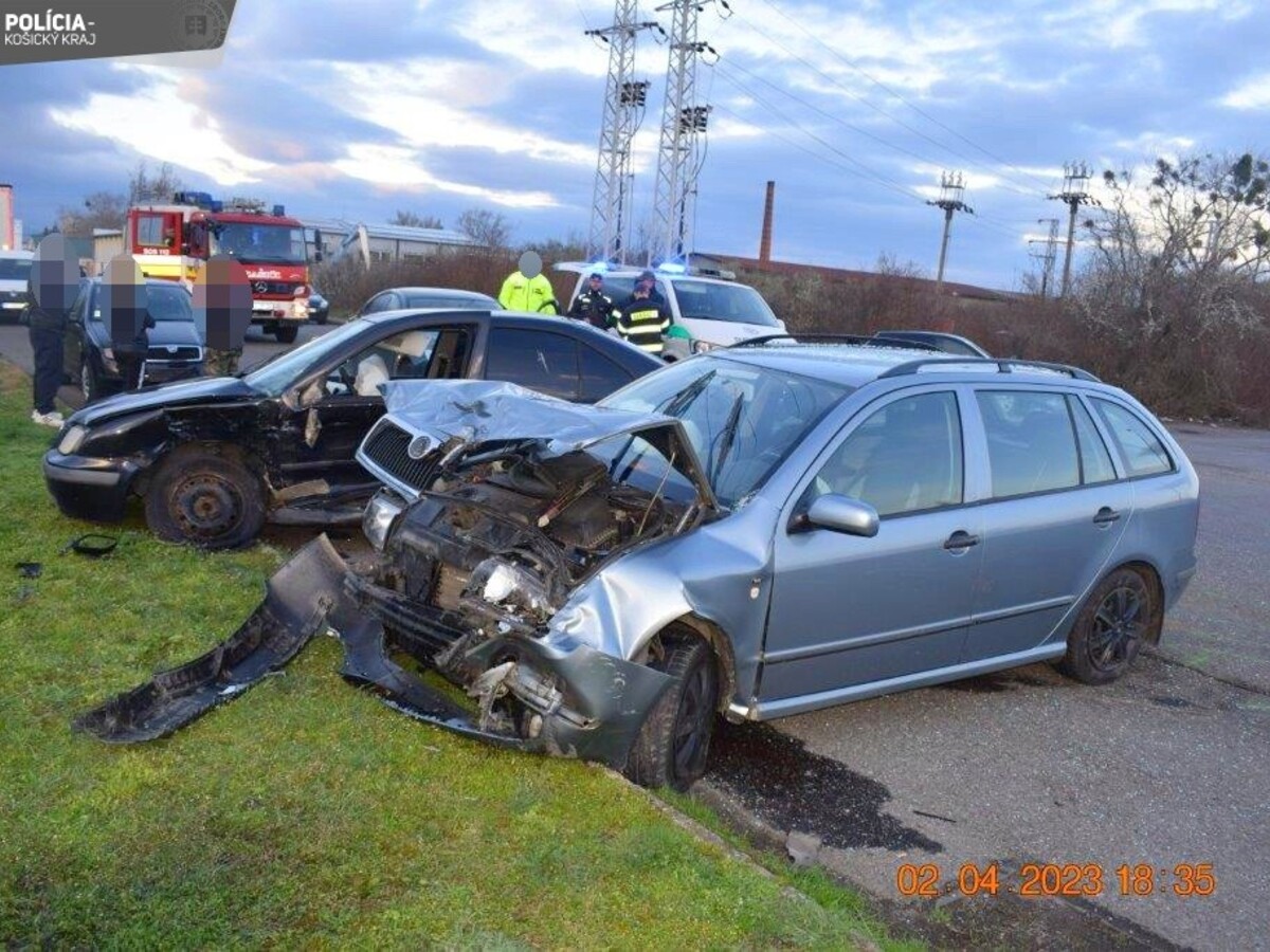 Zrážka automobilov v Michalovciach zaznamenala štyroch zranených