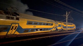 FOTO: Vlaková nehoda v Holandsku si vyžiadala jednu obeť, desiatky ľudí utrpeli vážne zranenia