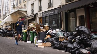 V Paríži budú znovu štrajkovať smetiari. Ich cieľom je stiahnutie dôchodkovej reformy