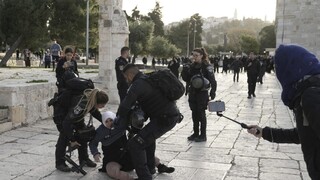 Izraelská polícia po incidente v mešite na Chrámovej hore zatkla 350 osôb