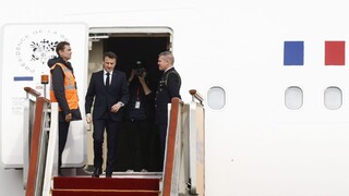 Macron pricestoval do Číny. S prezidentom Si Ťin-pchingom majú hovoriť aj o Ukrajine