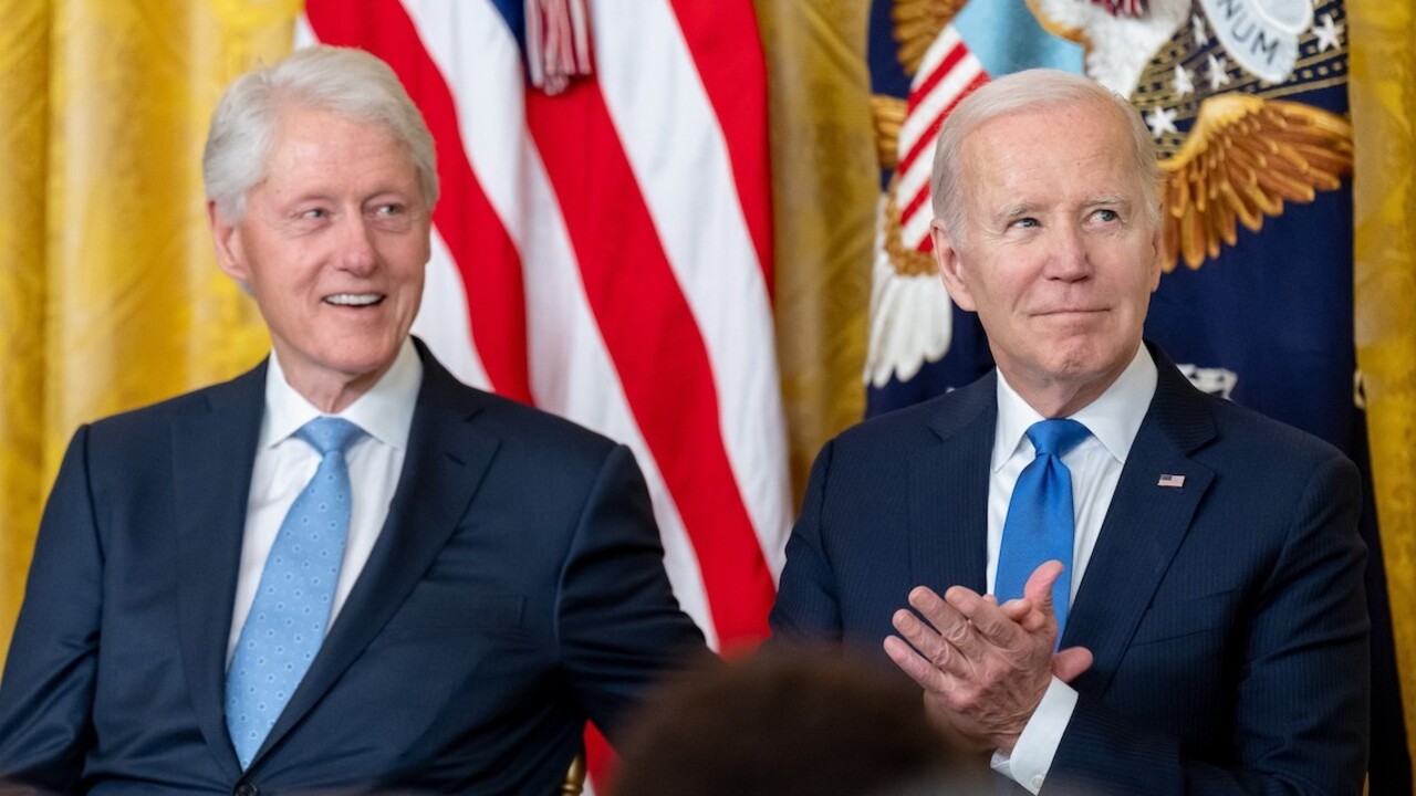 Clinton ľutuje, že priesviedčal Ukrajinu, aby sa vzdala jadrových zbraní. Rusko by na ňu inak zrejme nezaútočilo