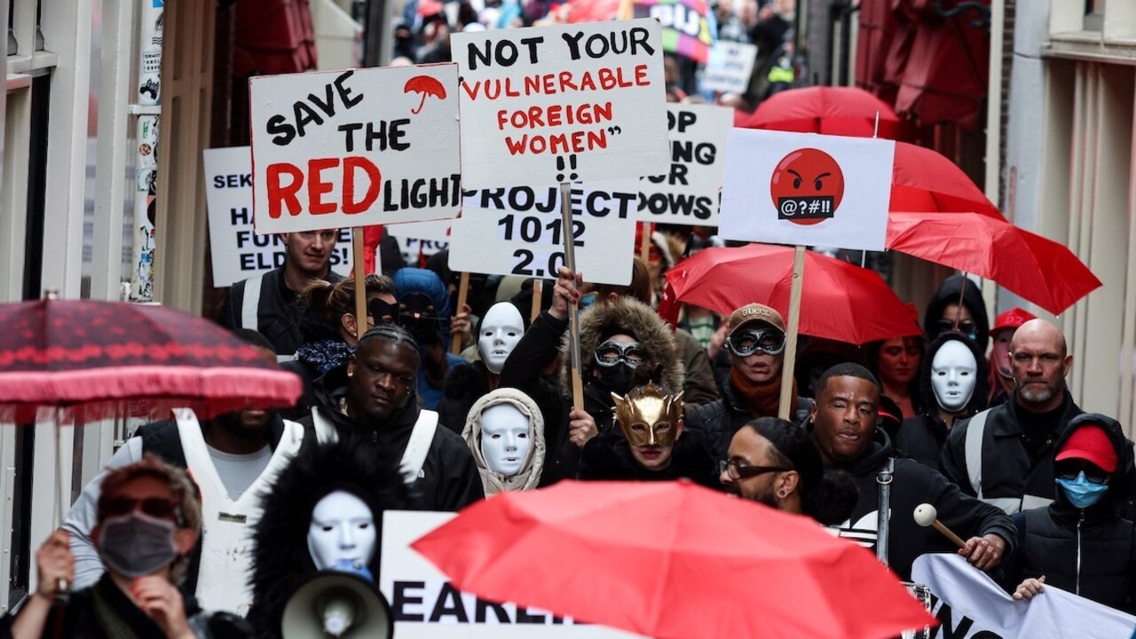 Nie sme v zoo, sťažujú sa sexuálne pracovníčky z Red Light District. Amsterdam im nastavil nové pravidlá