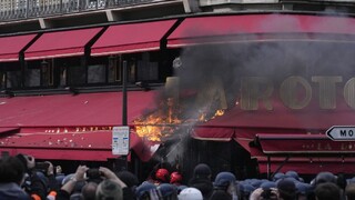 FOTO: Protesty v Paríži pokračujú. Demonštranti podpálili Macronovu obľúbenú reštauráciu