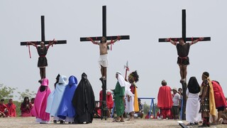 FOTO: Bičovali ich a pribili na kríž. Na Filipínach sa konal známy rituál ukrižovania