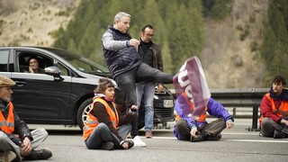 Klimatickí aktivisti vo Švajčiarsku zablokovali dopravu v rušnom tuneli