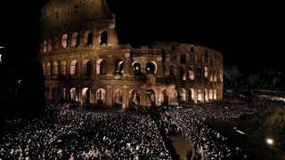 Hlasy mieru vo svete vojny. V rímskom Koloseu sa na Veľký piatok konala krížová cesta