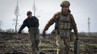 Ukrajinská armáda má problémy s muníciou, delostrelecké granáty rozdáva na prídel