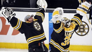 NHL: Boston vyrovnal rekord, historickú noc okorenili méty McDavida i Crosbyho