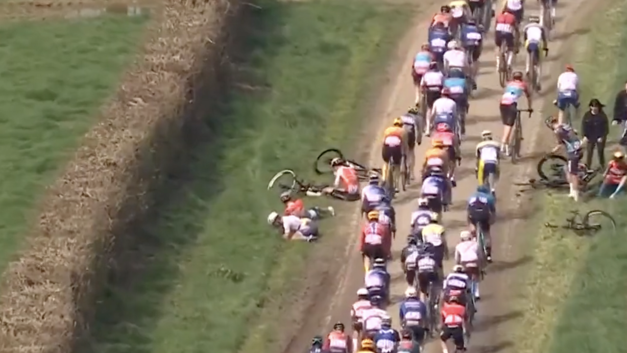 VIDEO: Sagan nepríjemne spadol. Na Paríž-Roubaix ho delilo od cieľa 150 kilometrov