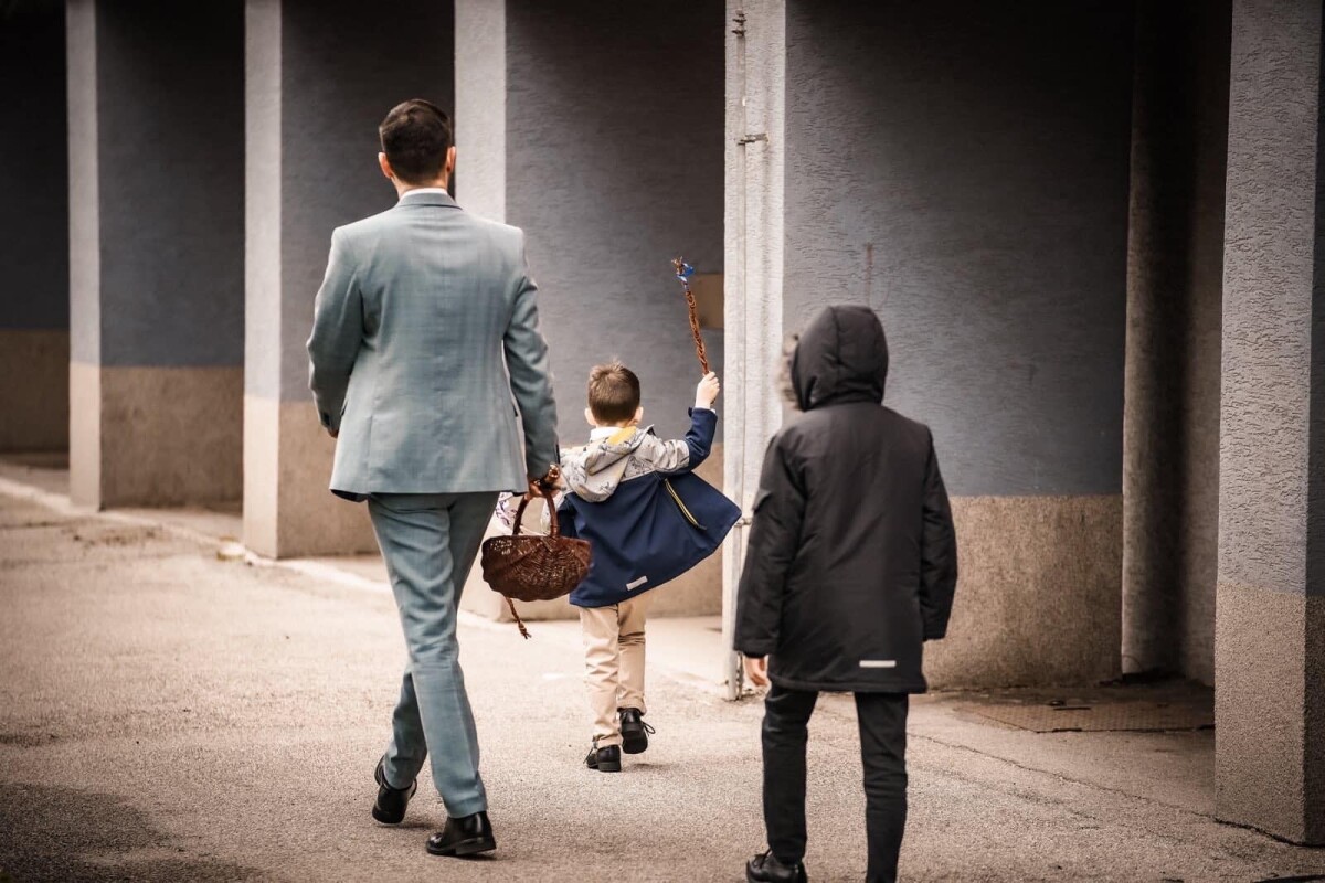 Heger so synmi na šibačke