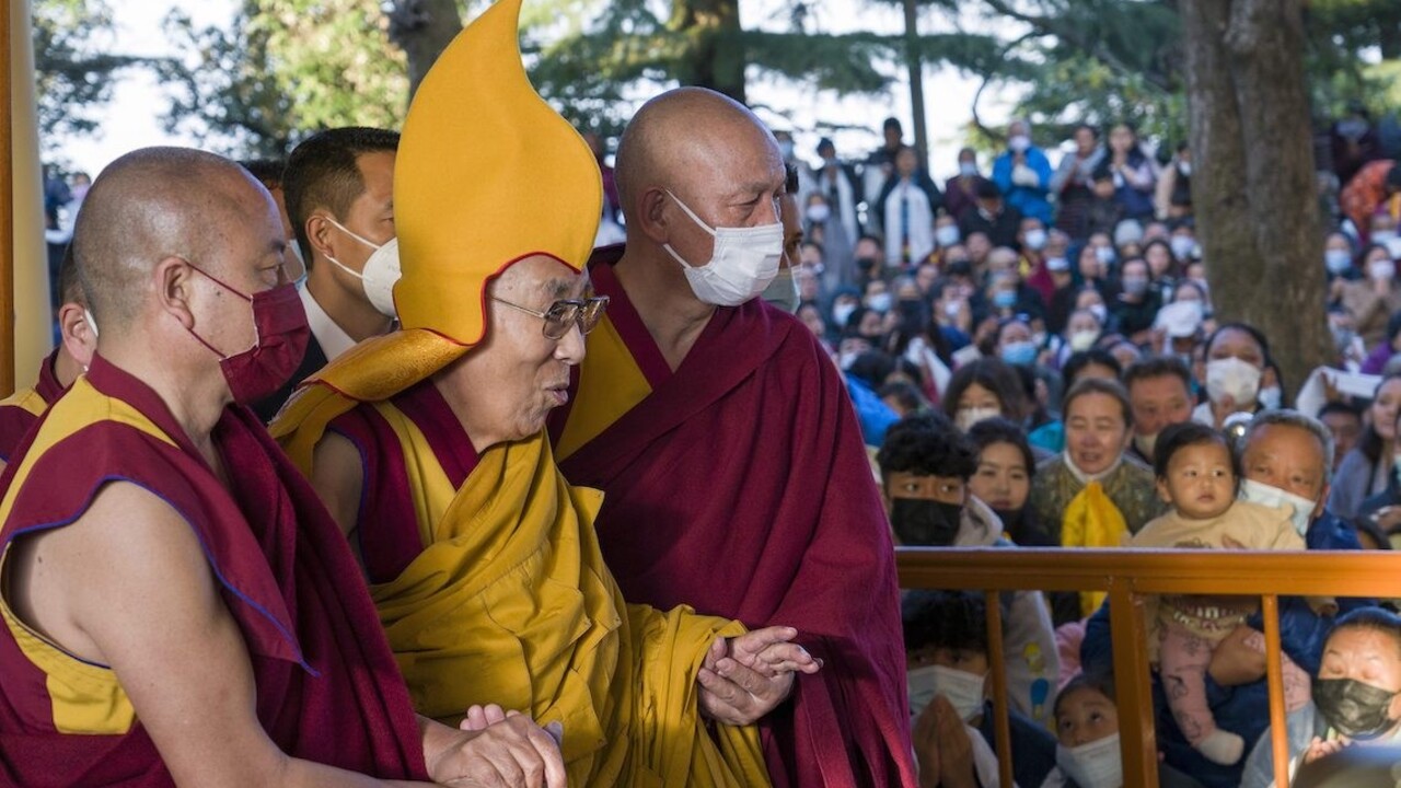 VIDEO: Ospravedlnil sa. Dalajláma pobozkal chlapca a žiadal ho, aby mu ocucal jazyk