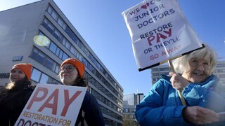 Desiatky tisíc lekárov v Anglicku vstúpili do štrajku, zasiahne polovicu naplánovaných ošetrení