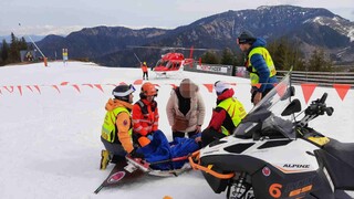Osemročný chlapec nezvládol rýchlu jazdu na lyžiach. Narazil do skaly