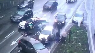 Scéna ako z filmu. Policajti zadržali dve osoby podozrivé z lúpežného prepadnutia