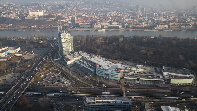 Bratislavský Aupark je opäť v prevádzke. Polícia po evakuácii bombu nenašla