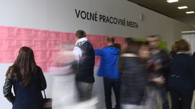Trh práce oproti minulému roku ochladol. Počet inzerátov sa znížil o zhruba 13-tisíc