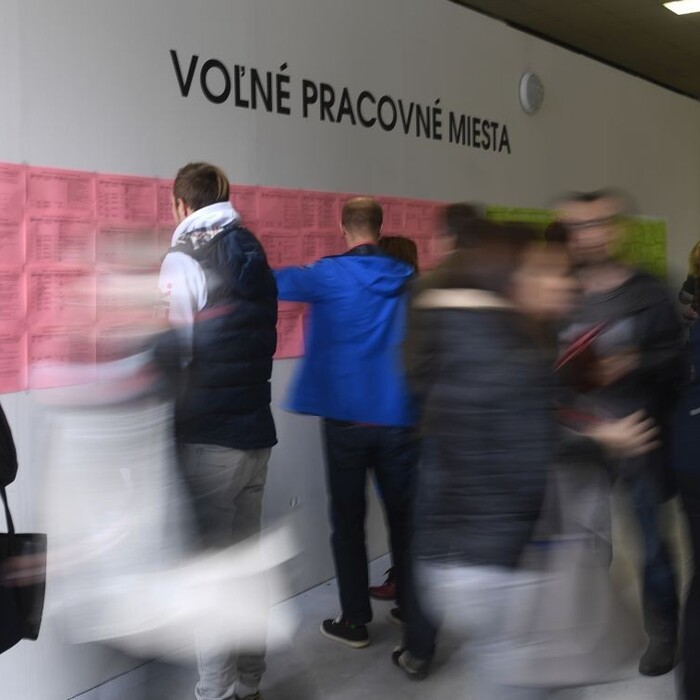 Trh práce oproti minulému roku ochladol. Počet inzerátov sa znížil o zhruba 13-tisíc