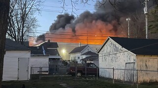 Požiar v americkom štáte Indiana vyhnal z obydlí 2000 ľudí, mestom sa šíri hustý čierny dym
