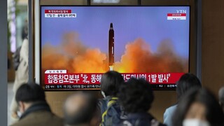 Severná Kórea odpálila ďalšiu balistickú raketu, Japonsko varovalo svojich občanov