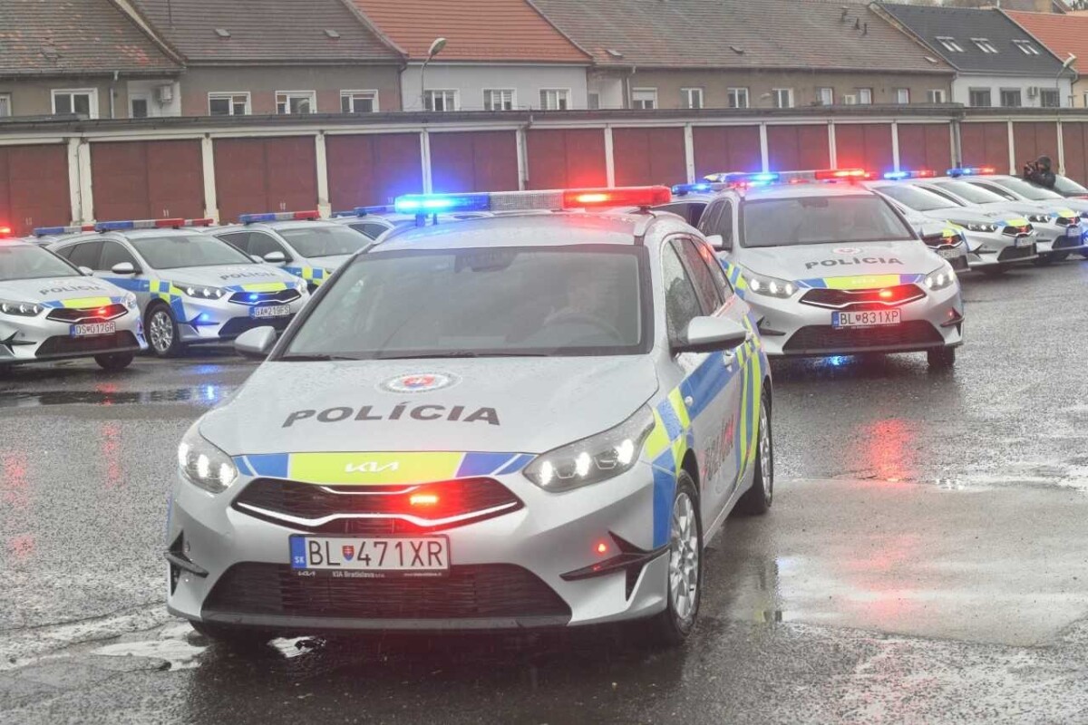 Roman Mikulec (OĽANO) odovzdáva policajtom nové autá.