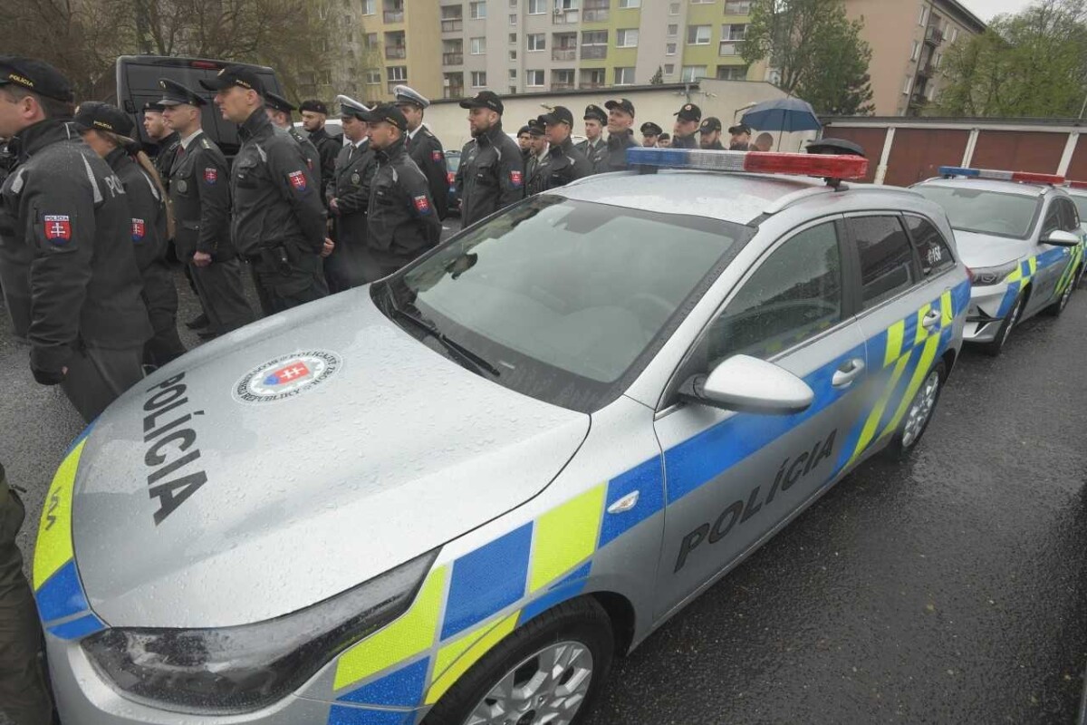 Roman Mikulec (OĽANO) odovzdáva policajtom nové autá.