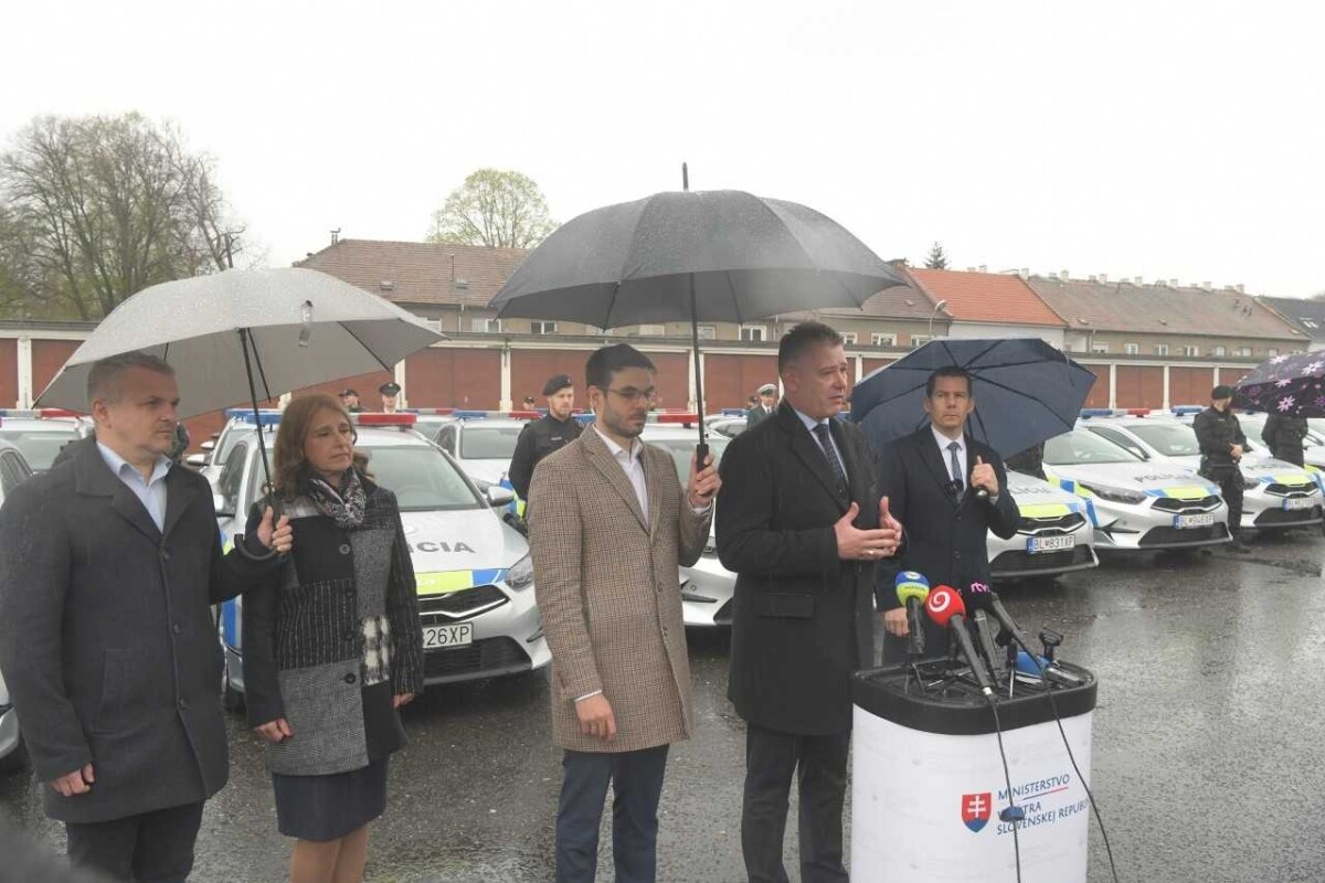Roman Mikulec (OĽANO) odovzdáva policajtom nové autá.