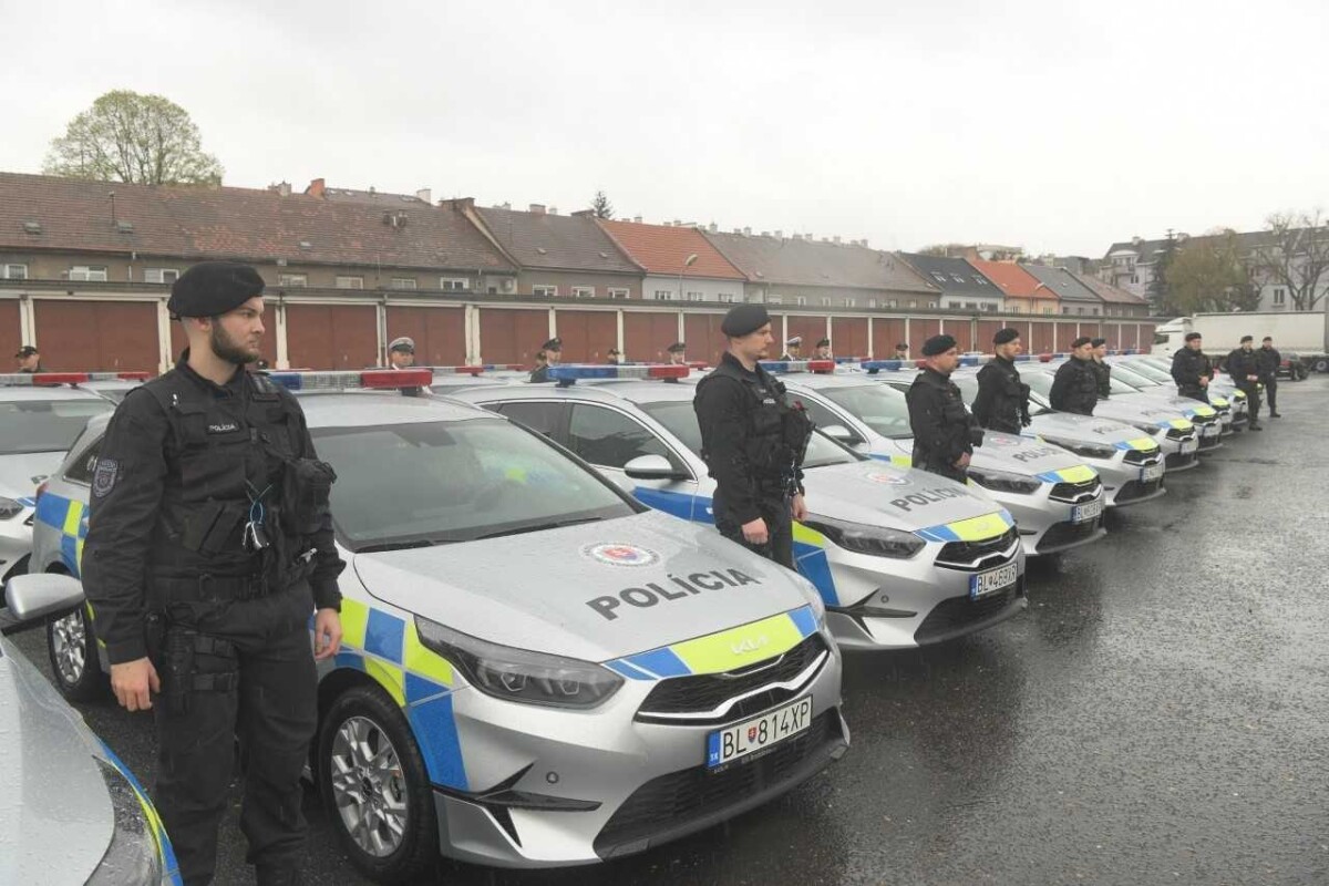 Roman Mikulec (OĽANO) odovzdáva policajtom nové autá.