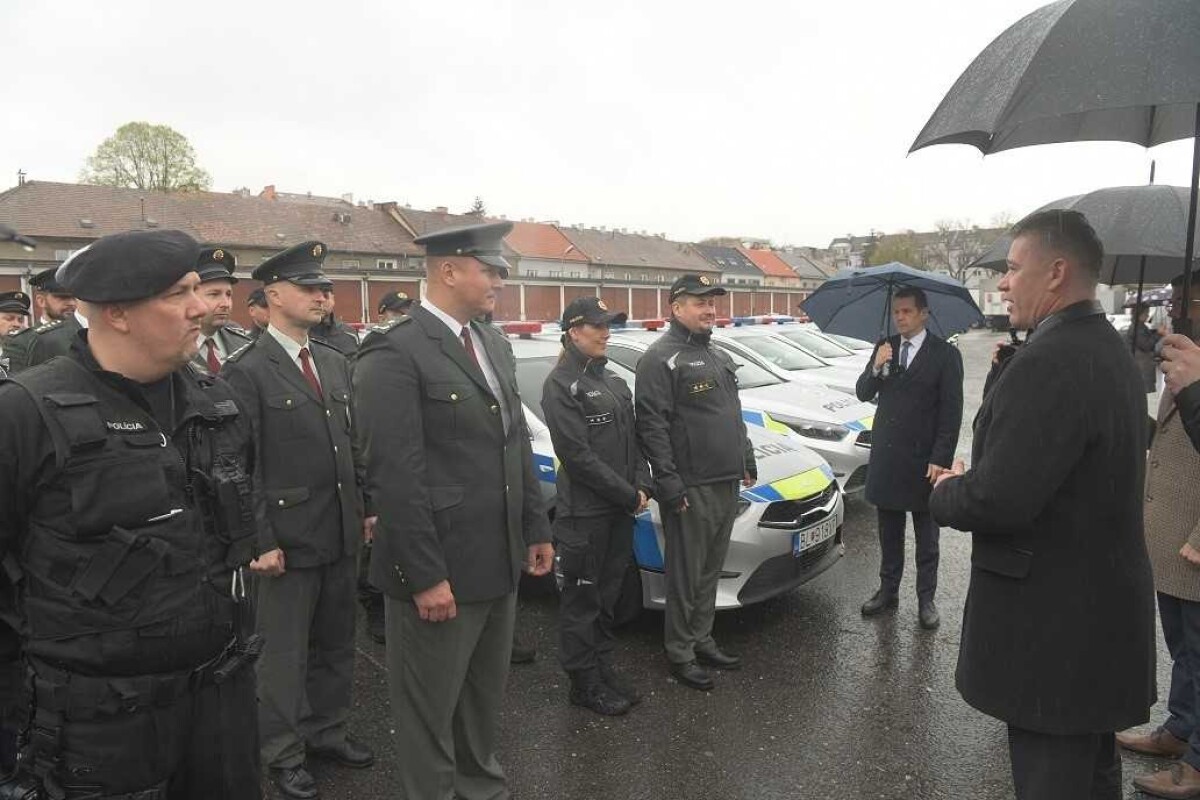 Roman Mikulec (OĽANO) odovzdáva policajtom nové autá.