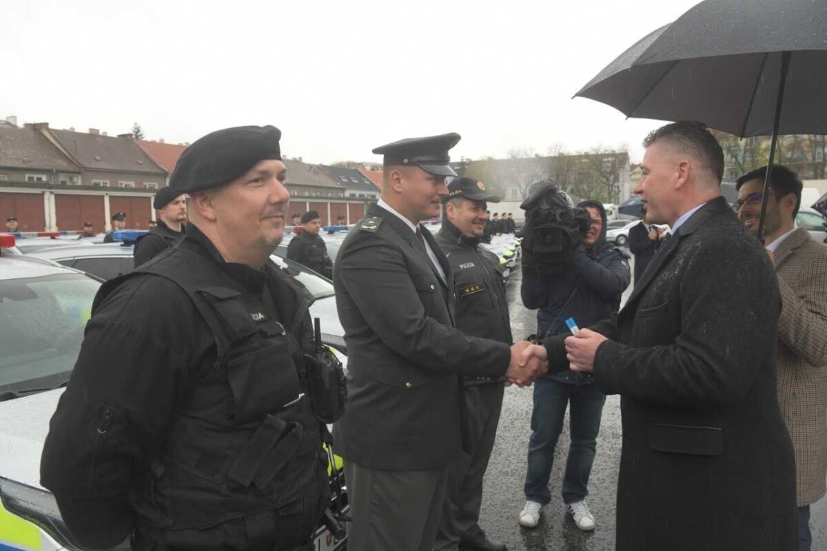 Roman Mikulec (OĽANO) odovzdáva policajtom nové autá.
