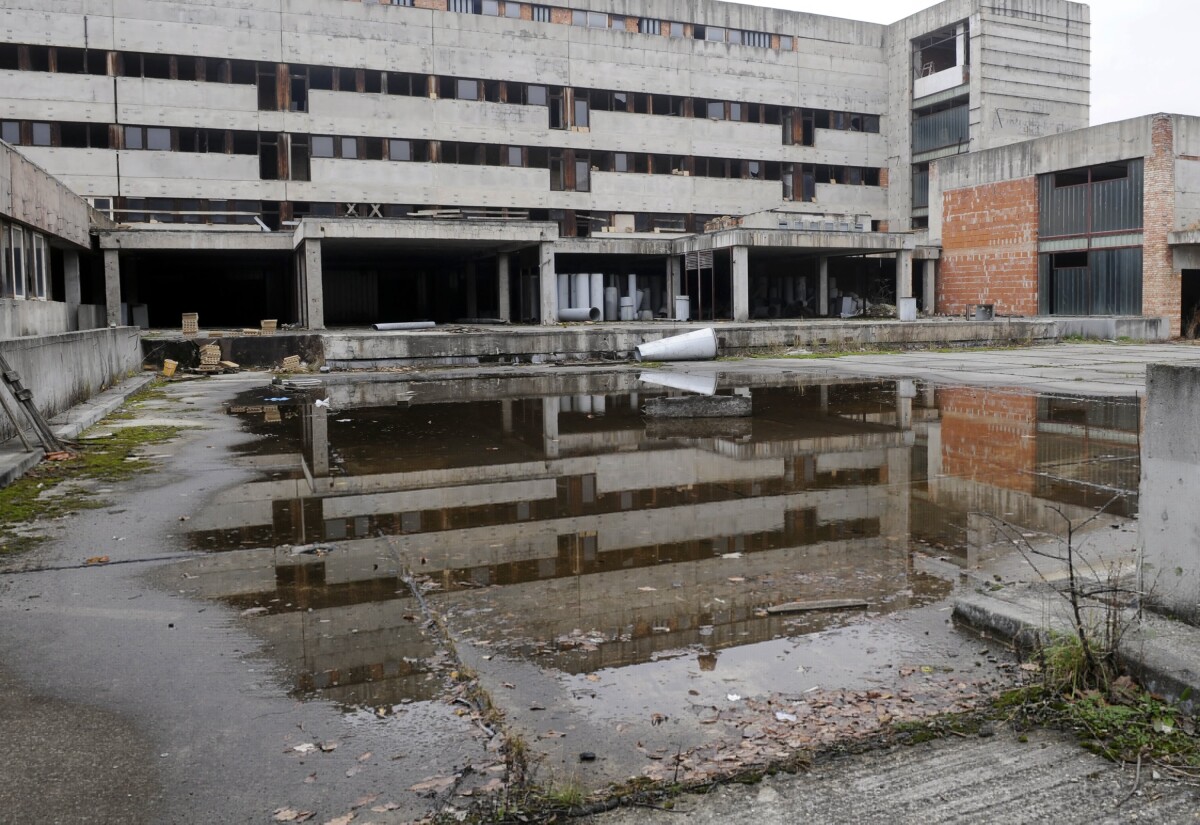 Nedokončený areál nemocnice v roku 2008